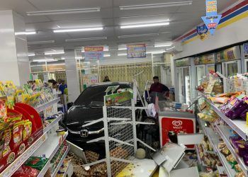 Kronologi Mobil Seruduk Dua Motor Hingga Masuk ke Toko di Jayapura