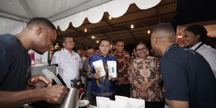 Pj Gubernur Papua, Agus Fatoni (berbatik biru) mengunjungi stan peserta Feskop ke-8 2025 di Kota Jayapura. (Foto : Istimewa)