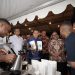 Pj Gubernur Papua, Agus Fatoni (berbatik biru) mengunjungi stan peserta Feskop ke-8 2025 di Kota Jayapura. (Foto : Istimewa)