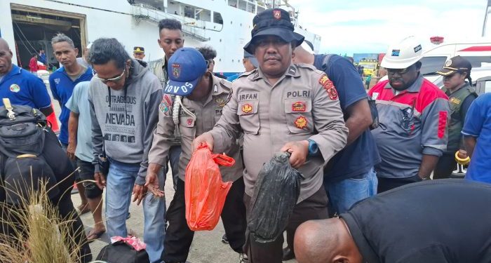 Miras Ilegal Asal Ambon Ditemukan di Pelabuhan Jayapura Saat Debarkasi KM Ciremai