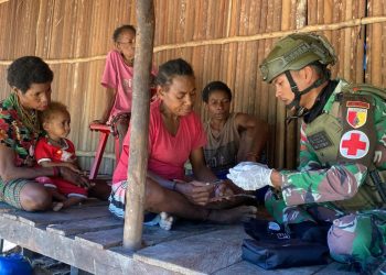 Rumah Panggung Kayu Jadi Saksi, TNI Hadir Membawa Kasih di Perbatasan Papua