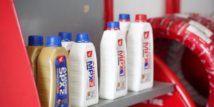 Kenali Perbedaan Oli Motor Synthetic dan Non-Synthetic