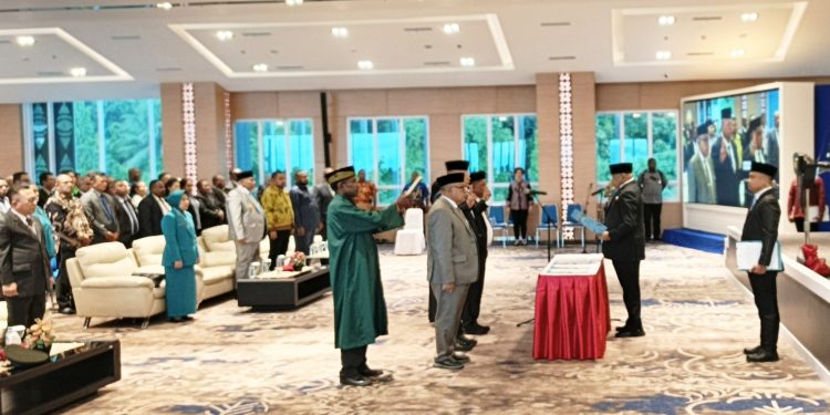 Gubernur Lantik Christian Sohilait Jadi Penjabat Sekda Papua