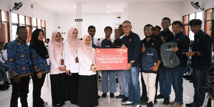 Dukungan Nyata Telkomsel di Papua, Salurkan Peralatan Sekolah Hingga Modem Orbit