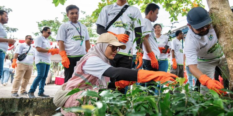 Srikandi PLN Peduli Lingkungan, Terlibat dalam Aksi Tanam Pohon