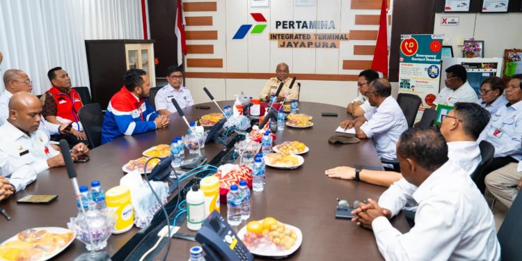 Pertamina Ungkap Penyebab Antrean Panjang Kendaraan di SPBU Jayapura