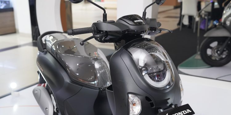 Honda Scoopy Tampil Makin Menarik dengan LED Crystal Block