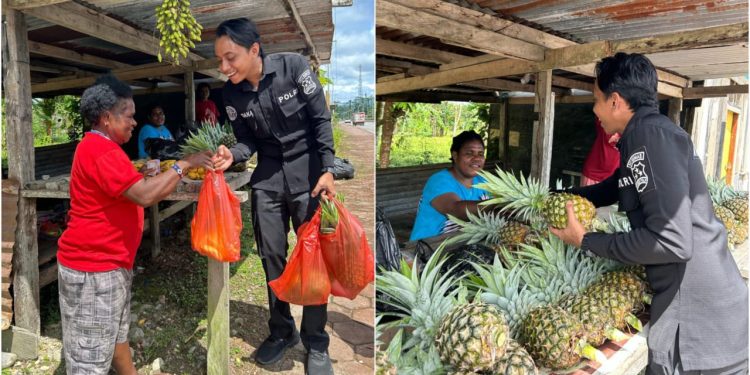 Personel Operasi Damai Cartenz Bangun Kedekatan dengan Pedagang Papua