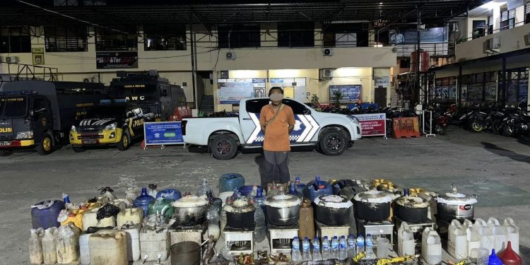 RN Diamankan Polisi, Produksi Hingga Jual Miras dari Kediamannya