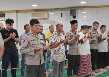 Personel Polresta Jayapura Bersama Jemaah Laksanakan Salat Gaib