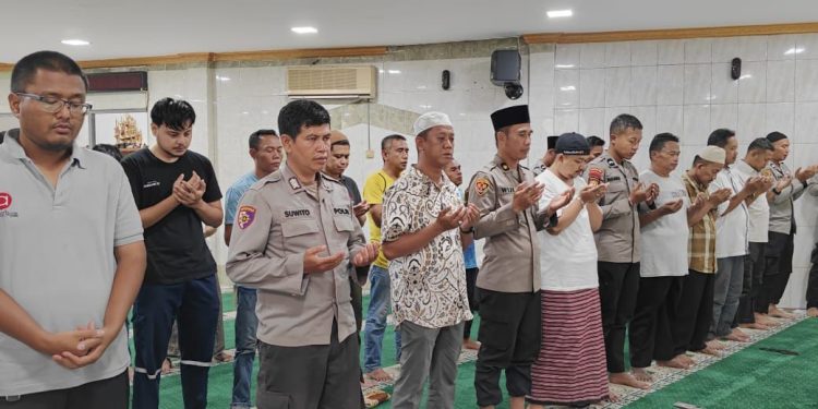 Personel Polresta Jayapura Bersama Jemaah Laksanakan Salat Gaib