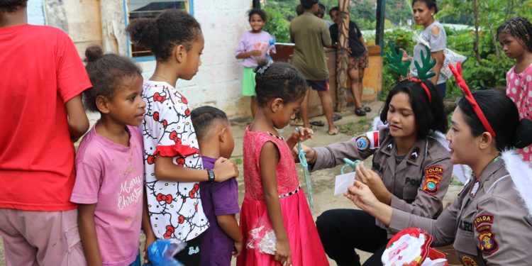 Satgas Ops Damai Cartenz Berbagi Kebahagiaan dengan Anak Papua