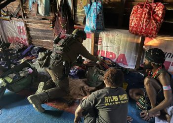 Satgas Operasi Damai Cartenz Evakuasi Warga Sakit Akibat Kekerasan di Puncak Jaya