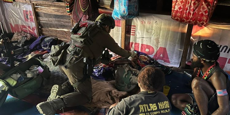 Satgas Operasi Damai Cartenz Evakuasi Warga Sakit Akibat Kekerasan di Puncak Jaya
