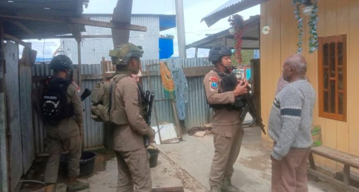 Brimob Hadir di Tengah Warga, Kamtibmas Paniai Tetap Kondusif