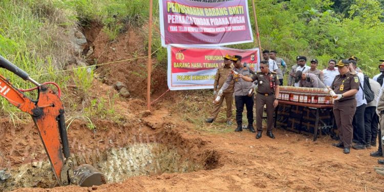 Perang Lawan Miras Ilegal di Jayapura, Polisi Musnahkan 840 Botol