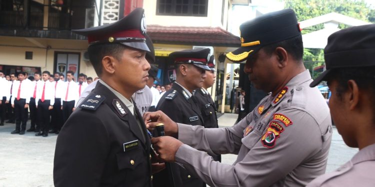 31 Personel Polresta Jayapura Dianugerahi Tanda Kehormatan