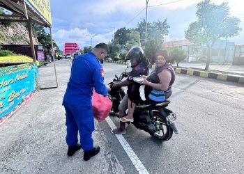 Lebih Dekat dengan Masyarakat, Polisi di Jayapura Bagikan Makanan