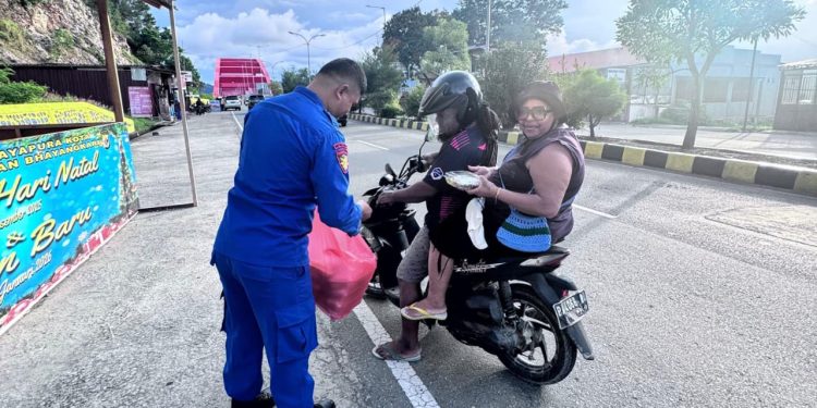 Lebih Dekat dengan Masyarakat, Polisi di Jayapura Bagikan Makanan