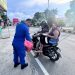 Lebih Dekat dengan Masyarakat, Polisi di Jayapura Bagikan Makanan