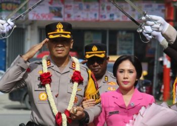 Tradisi Pedang Pora Iringi Pergantian Kapolres Jayapura