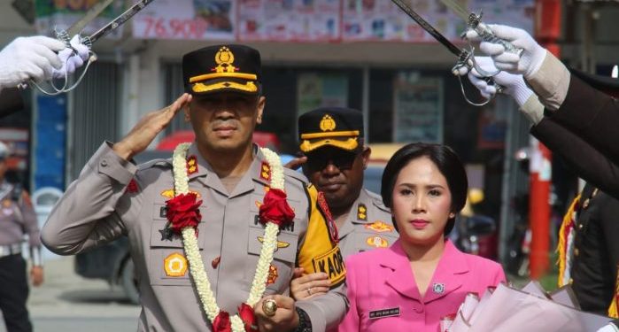 Tradisi Pedang Pora Iringi Pergantian Kapolres Jayapura