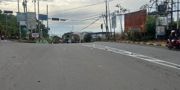 Terobos Lampu Merah, Pengendara Motor Terlibat Kecelakaan dengan Dump Truck