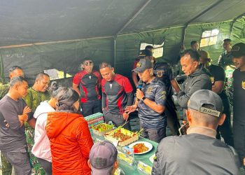 Masak Bersama, Satgas Damai Cartenz dan TNI Pererat Kebersamaan