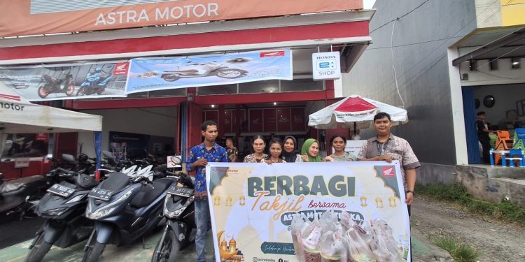 Hangatkan Ramadan, Astra Motor Timika Berbagi Takjil
