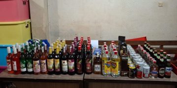 Polisi Amankan Ratusan Botol Miras di Jayapura