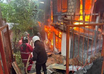 Laporan 110 Diterima, Polisi Bantu Padamkan Kebakaran di Jayapura