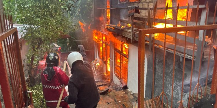 Laporan 110 Diterima, Polisi Bantu Padamkan Kebakaran di Jayapura