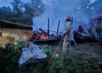 Dini Hari, Rumah Warga di Jayapura Dilalap Api