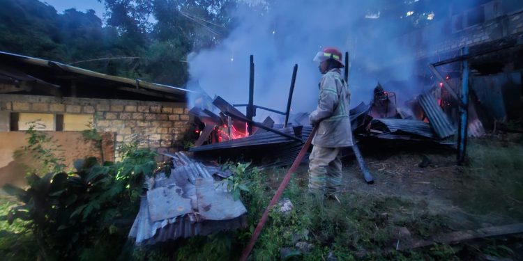 Dini Hari, Rumah Warga di Jayapura Dilalap Api