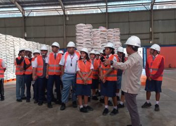 Bulog Papua Dorong Literasi Pangan Melalui Kunjungan Edukasi Siswa