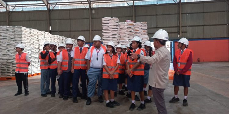 Bulog Papua Dorong Literasi Pangan Melalui Kunjungan Edukasi Siswa