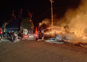 Diduga Tersambar Api Saat Isi BBM, Kios di Tanah Miring Hangus