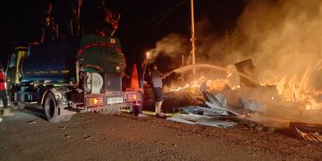 Diduga Tersambar Api Saat Isi BBM, Kios di Tanah Miring Hangus