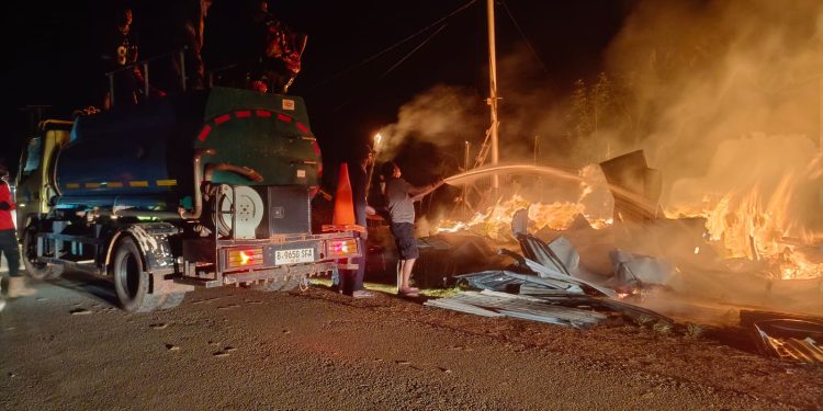 Diduga Tersambar Api Saat Isi BBM, Kios di Tanah Miring Hangus