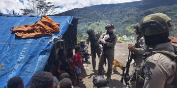 Patroli Humanis Satgas Damai Cartenz Hadirkan Rasa Aman bagi Pengungsi