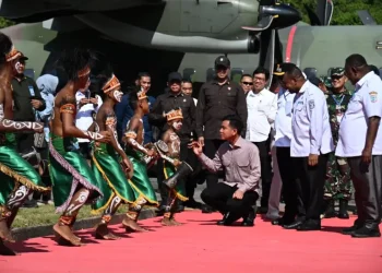 Wapres Disambut Tarian Adat Gale – gale Saat Tiba di Raja Ampat