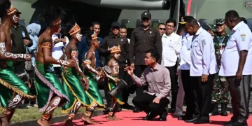 Wapres Disambut Tarian Adat Gale – gale Saat Tiba di Raja Ampat