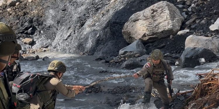 Patroli Taktis Damai Cartenz Jangkau Medan Ekstrem di Puncak