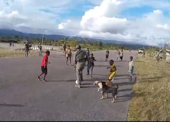 Patroli Humanis Satgas Operasi Damai Cartenz Perkuat Rasa Aman Warga Kenyam