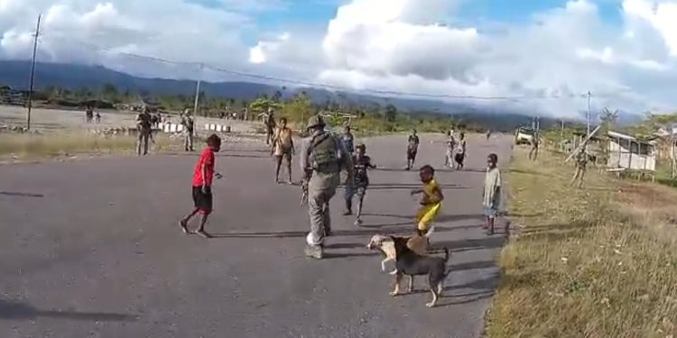 Patroli Humanis Satgas Operasi Damai Cartenz Perkuat Rasa Aman Warga Kenyam