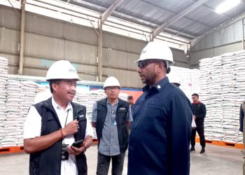 Yan Mandenas Kunjungan ke Gudang Bulog Papua, Dorong Perubahan Juknis