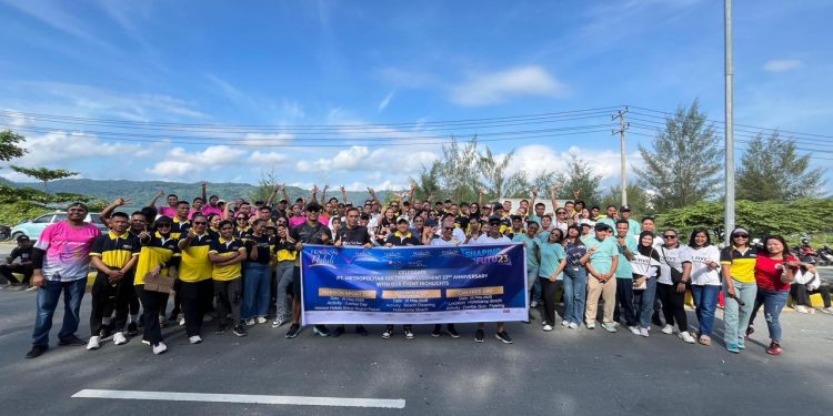 Horison Region Papua Gelar Bersih Pantai Holtekam Peringati HUT MGM ke-23