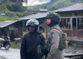 Merawat Keamanan dari Dekat, Satgas Damai Cartenz Sapa Warga Sinak