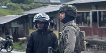 Merawat Keamanan dari Dekat, Satgas Damai Cartenz Sapa Warga Sinak