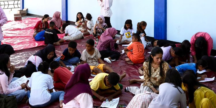 Srikandi PLN Hadir di Tengah Anak-anak Korban Kebakaran di Sorong